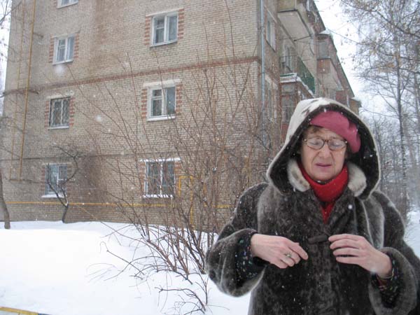 mars 2006 devant l'immeuble de V. Romanenkov